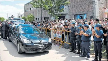  ?? J.J. GARCÍA ?? Aplausos. Todos, hasta los policías, despidiero­n los restos de Emiliano Sala con profunda emoción.