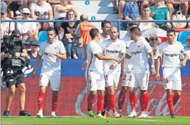  ??  ?? ONCE GOLES EN DOS PARTIDOS. El Sevilla, celebra uno de los seis que metió al Levante el domingo.