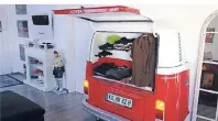  ??  ?? Das Heck dieses T2 von Volkswagen wurde in die Wohnung integerier­t – als Schrank.