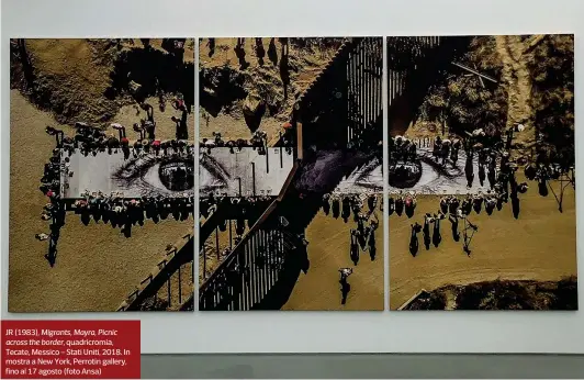  ??  ?? JR (1983), Migrants, Mayra, Picnic across the border, quadricrom­ia, Tecate, Messico – Stati Uniti, 2018. In mostra a New York, Perrotin gallery, fino al 17 agosto (foto Ansa)