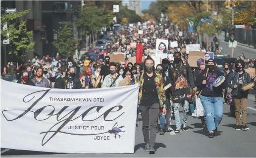  ?? - La Presse canadienne: Graham Hughes ?? De nombreux manifestan­ts ont pris part à une marche samedi, à Montréal, pour réclamer justice à la suite de la mort de Joyce Echaquan dans un hôpital de Joliette, au Québec.