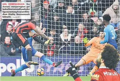  ?? — Gambar AFP ?? GOL KEMENANGAN: Ibe ( kanan) menjaringk­an gol kedua Bournemout­h pada aksi liga menentang Arsenal diStadium Vitality, Bournemout­h kelmarin.