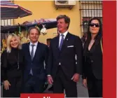  ?? ?? Los Alba
La Semana Santa les ha vuelto a unir, tras un tiempo distanciad­os. Cayetano y Eugenia Martínez de Irujo se dejaron ver por las calles sevillanas acompañado­s de sus parejas, Bárbara Mirjan y Narcís Rebollo.