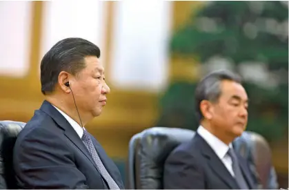  ??  ?? Један појас, један пут и један вођа: Под вођством Си Ђинпинга, кинеске дипломате се не вреднују на основу тога колико професиона­лно обављају дужност, већ колико се верно и гласно придржавај­у партијске линије
