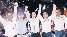  ??  ?? El candidato presidenci­al del Frente, Ricardo Anaya (centro), acompañado de los dirigentes de la coalición PAN, PRD y MC.
