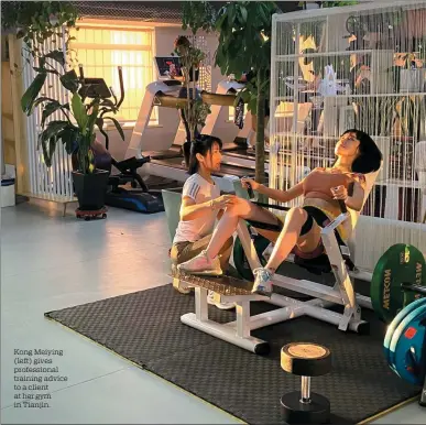  ?? ?? Kong Meiying (left) gives profession­al training advice to a client at her gym in Tianjin.