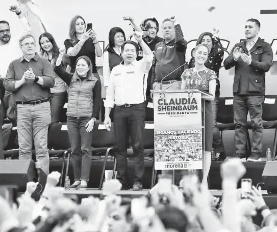  ?? ROBERTO HERNÁNDEZ ?? Claudia Sheinbaum frente a miles de simpatizan­tes que acudieron a su cierre de campaña