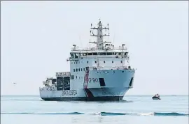  ?? IGOR PETYX / AP ?? La patrullera italiana Diciotti sigue frente a las costas de Lampedusa