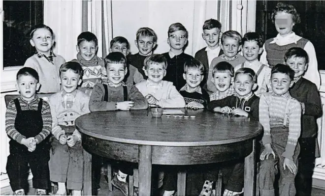 In mädchenkleider gezwungen