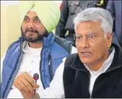  ?? SANJEEV SHARMA/HT ?? State Congress chief and MP Sunil Jakhar (right), and tourism minister Navjot Singh Sidhu at a press conference at Congress Bhawan in Sector 15, Chandigarh, on Monday.
