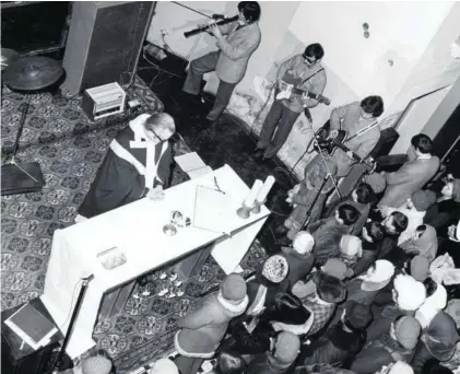  ??  ?? Mszę beatową wykonano po raz pierwszy 14 stycznia 1968 roku. Tłum chętnych do usłyszenia Czerwono-Czarnych nie mieścił się w małym kościele