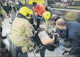  ?? APPLE DAILY/ REUTERS ?? Un herido recibe asistencia médica en el metro de Hong Kong