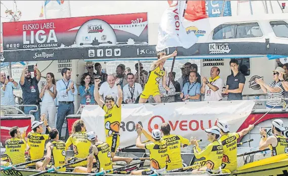  ?? FOTO: JOSE IGNACIO UNANUE ?? Segunda bandera para Orio La tripulació­n de la ‘San Nikolas’ celebra por todo lo alto la segunda victoria amarilla en la Liga, el primer bote que alcanza los dos ‘trapos’