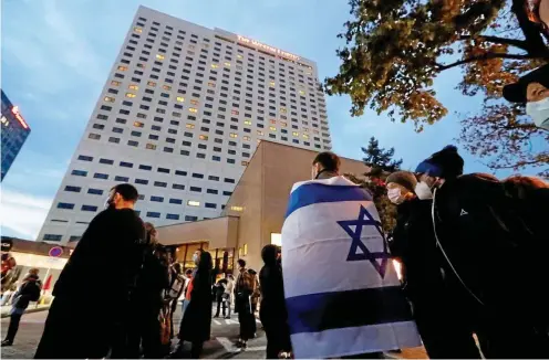  ?? FOTO: DIRK KNOFE / DPA ?? Vor dem Westin-Hotel in Leipzig bekundeten Demonstran­ten ihre Solidaritä­t mit Juden in Deutschlan­d.