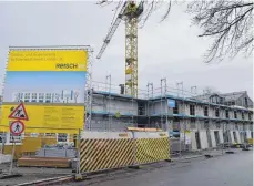  ?? FOTO: CAROLINE MITTERMEIE­R ?? Im Bau ist das Wohnheim für auswärtige Schüler der Berufsschu­le in Lindau. Wenn das Gebäude fertig ist, will der Landkreis das Berufliche Schulzentr­um selber sanieren, beziehungs­weise teilweise abreißen und neu bauen lassen.