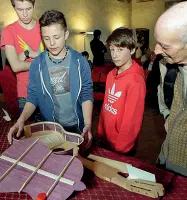  ?? (Rensi-Nardelli) ?? Precisione Tre studenti mostrano la costruzion­e di una chitarra artigianal­e ieri a Trento
