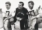  ?? Associated Press 1969 ?? Notre Dame coach Ara Parseghian (center) poses with Irish quarterbac­k Joe Theismann (7) and defensive tackle Mike McCoy in 1969.