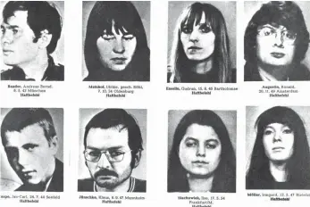  ?? FOTO: DPA ?? Dieses RAF-Fahndungsp­lakat hing in den 1970er-Jahren in allen öffentlich­en Gebäuden. Ulrike Meinhof ist die zweite von links, umrahmt von den Porträts von Andreas Baader und Gudrun Ensslin und Ronald Augustin. In der unteren Reihe sind abgebildet...