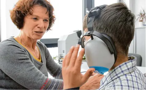  ?? Symbolfoto: Martina Diemand ?? Bei der Schuleinga­ngsuntersu­chung werden Vorschulki­nder unter anderem Seh , Sprach und Hörtests unterzogen. Bislang fanden die Untersuchu­ngen in den Kindergärt­en statt. Seit diesem Kindergart­enjahr sollen Eltern aber mit ihren Kindern dafür ins...