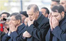  ?? FOTO: DPA ?? Der türkische Präsident Recep Tayyip Erdogan (Mitte) bei einer Trauerfeie­r für ein Opfer des Terroransc­hlags in Istanbul.