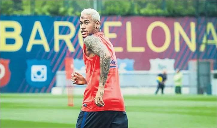  ?? LLIBERT TEIXIDÓ ?? Neymar, ayer, durante el entrenamie­nto celebrado por el Barcelona antes de viajar a Gijón