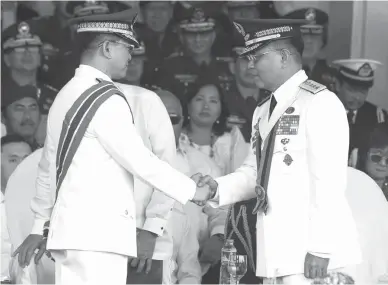 ??  ?? AFP CHIEF – Outgoing Armed Forces of the Philippine­s Chief of Staff Gen. Eduardo Ano shakes hands with his successor, Lt. Gen. Rey Leonardo Guerrero during the turnover of command ceremony in Camp Aguinaldo last Thursday. (Alvin Kasiban)