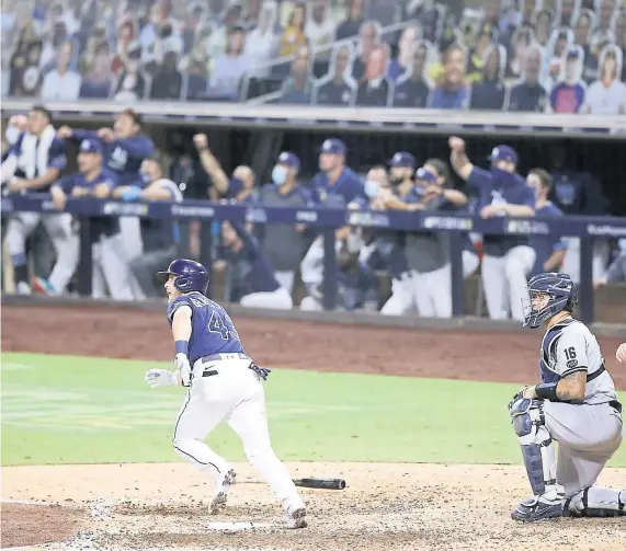  ?? PHOTO AFP ?? Les membres des Rays ne pouvaient cacher leur excitation après le circuit de Mike Brosseau en huitième manche face aux Yankees.