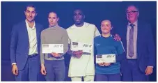  ??  ?? Alyssia Chambraud (en bleu) pose avec les élus d’achères et deux autres sportifs primés lors de la cérémonie des Palmes achéroises, samedi dernier à Achères.