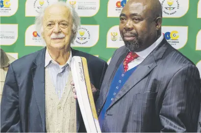  ?? Picture: Yeshiel Panchia ?? BATTING ON. Human rights lawyer George Bizos and Minister of Sport and Recreation Thembelani Thulas Nxesi with the Queens Baton during a welcoming ceremony at Sascoc in Oaklands, Johannesbu­rg, yesterday.