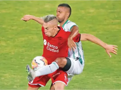  ?? FOTO MANUEL SALDARRIAG­A ?? Christian Mafla, en la imagen marcando a un rival durante el partido de ida, ha sido uno de los jugadores más destacados desde el regreso del técnico Osorio a Nacional.