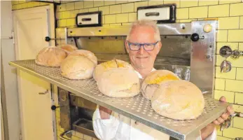  ?? FOTO: HEB ?? Franz Wandinger, Bäckermeis­ter und Obermeiste­r der Innung im Landkreis Ravensburg, setzt sich für die Qualität und die Herstellun­g von Produkten aus der Region ein.