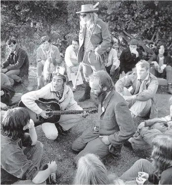  ?? THE ASSOCIATED PRESS ?? A group of hippies greets a 1967 sunrise with music from a hilltop in San Francisco.
