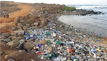  ??  ?? An einem Fluss, der bei Dakar im Senegal ins Meer führt, liegen Berge von angeschwem­mtem Müll, ein Großteil davon Plastik. Wenn es ins Meer gerät und sich zersetzt, gelangt es in den Nahrungskr­eislauf.