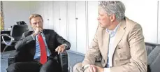  ??  ?? Der FDP-Vorsitzend­e Christian Lindner (links) im Gespräch mit Hendrik Groth, Chefredakt­eur der „Schwäbisch­en Zeitung“.