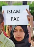 ?? FOTO: SORIANO/AFP ?? „Islam Frieden“: In Barcelona zeigten Muslime am Wochenende Gesicht gegen den Terror.