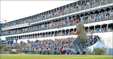  ??  ?? Jon Rahm, en el espectacul­ar hoyo 16 de Scottsdale con la camiseta de los Sundevils en la edición de 2018.