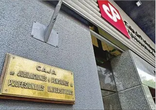  ?? ?? SALARIOS. El actual directorio de la Caja Profesiona­l estableció una rebaja del 22% de los salarios.