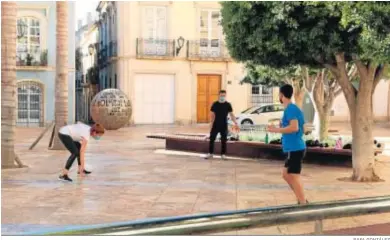  ?? RAFA GONZÁLEZ ?? Jóvenes, con mascarilla, han escogido la plaza Careaga como espacio de esparcimie­nto.