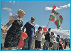  ??  ?? Personas se reúne en la playa de La Concha para formar una cadena humana en el País Vasco