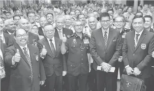  ?? — Gambar Bernama ?? UNTUK ALBUM: Mohamad Fuzi (tengah) dan Pengerusi Koperasi Polis Diraja Malaysia Berhad (KPDRM) Tan Sri Hussin Ismail (hadapan, tiga kanan) bergambar bersama perwakilan KPDRM pada Mesyuarat Agung Perwakilan KPDRM Tahunan ke-83 di Kuala Lumpur, semalam.