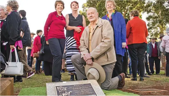  ?? Photo: Nev Madsen ?? FAMILY MATTERS: Descendent­s of Wicksteed Charles Barton, (from left) Margaret Daniel, Glenys Abel, Graeme Sewell and Jenn Bedlington, unveil a plaque at Drayton and Toowoomba Cemetery to honour his memory.