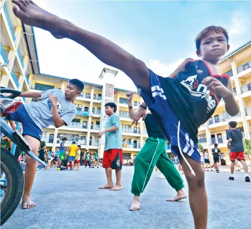  ?? SUNSTAR FOTO /AMPER CAMPAÑA ?? FREE CLINICS. Thousands of city kids flock to the free clinics that the CCSC conducts this summer.