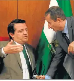  ?? ?? Bellido habla con el secretario del Pleno en un momento de la sesión.