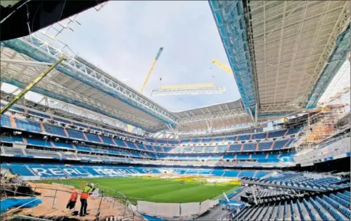  ?? ?? Panorámica general del interior del Bernabéu, con la primera cercha del techo retráctil sostenida por las grúas, en una imagen tomada ayer.