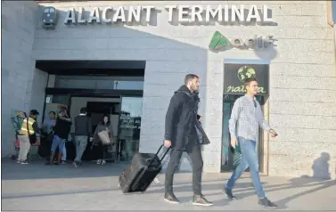  ??  ?? CAZADO POR AS. Yacine, ayer, fue recibido en la estación de tren de Alicante por su agente, Raúl Sánchez.