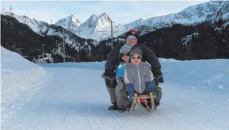  ?? FOTOS: PIEREN ?? Auf einem klassische­n Schlitten rodeln Familien auf der Albula-Passstraße eher gemütlich talabwärts.