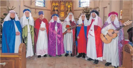  ?? FOTO: GREGORIANI­KSCHOLA ?? Ohne Maske haben sich die Schola-Sternsinge­r vor einem Jahr gezeigt. Diesmal hätten sie einen ganzen Tag die Lieder in die Kirchen gebracht, aber jetzt bleibt es bei zwei Gottesdien­sten.