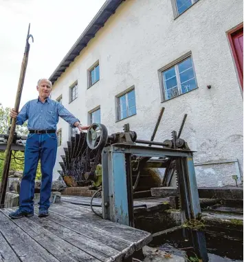  ?? Foto: Peter Kneffel, dpa ?? August Linner, pensionier­ter Müller, liebt seine Mühle. Das letzte Mal wurde hier vor 40 Jahren gemahlen. Heute wird an dem idyl lischen Plätzchen geheiratet.