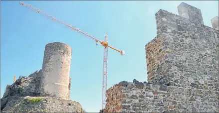  ?? ENRIC CASALS GINESTA ?? La torre restaurada y el muro sur del castillo de Montsoriu