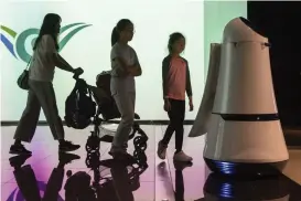  ??  ?? Kommer man med flyg till Seoul möts man av en robot på Incheon Internatio­nal Airport. Den heter Guide Robot och kan svara på frågor på engelska, koreanska, kinesiska eller japanska. Den kan dessutom skanna av boardingko­rt och berätta hur man hittar till sitt flyg.